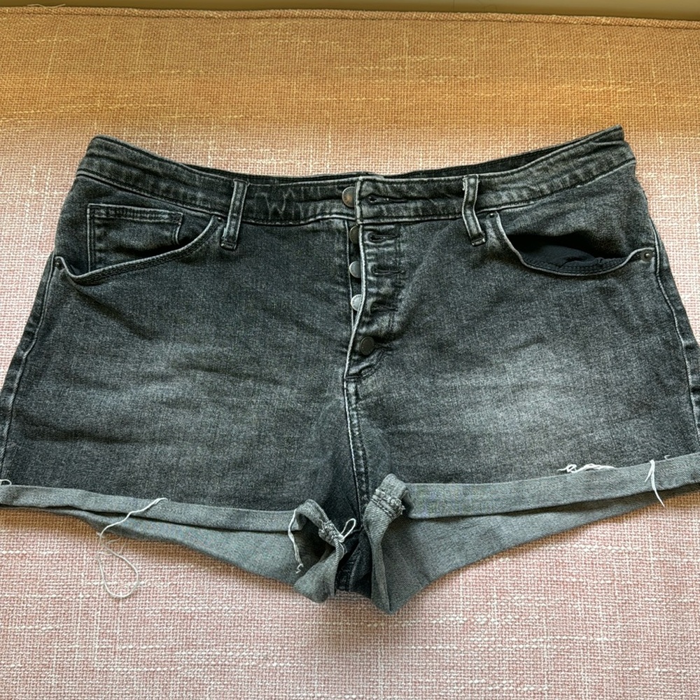 Universal Thread shorts size 14